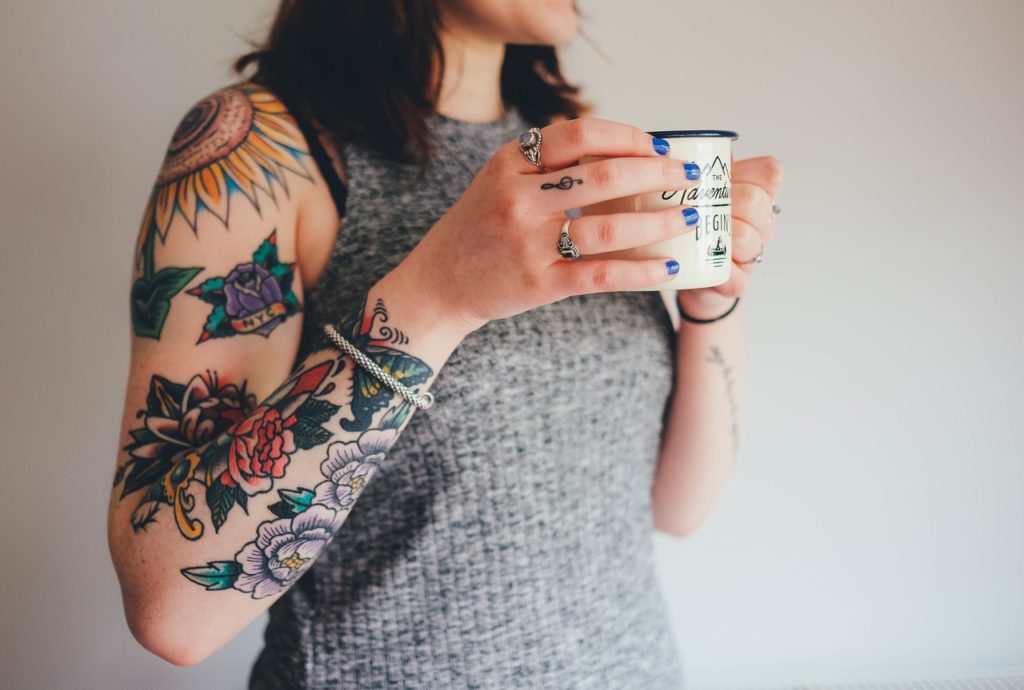 Jeune femme aux bras tatoués